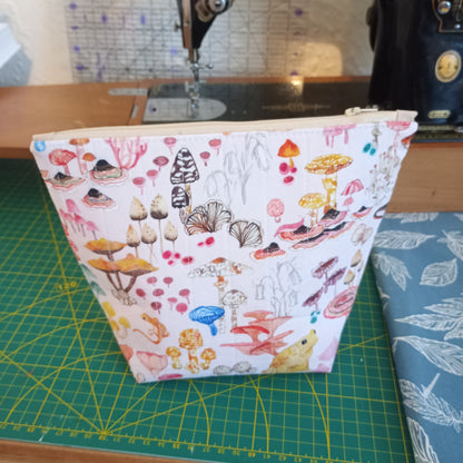 Funghi & Frogs Project Bag – Handmade Quilted Zipper Pouch