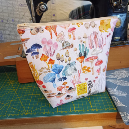 Funghi & Frogs Project Bag – Handmade Quilted Zipper Pouch