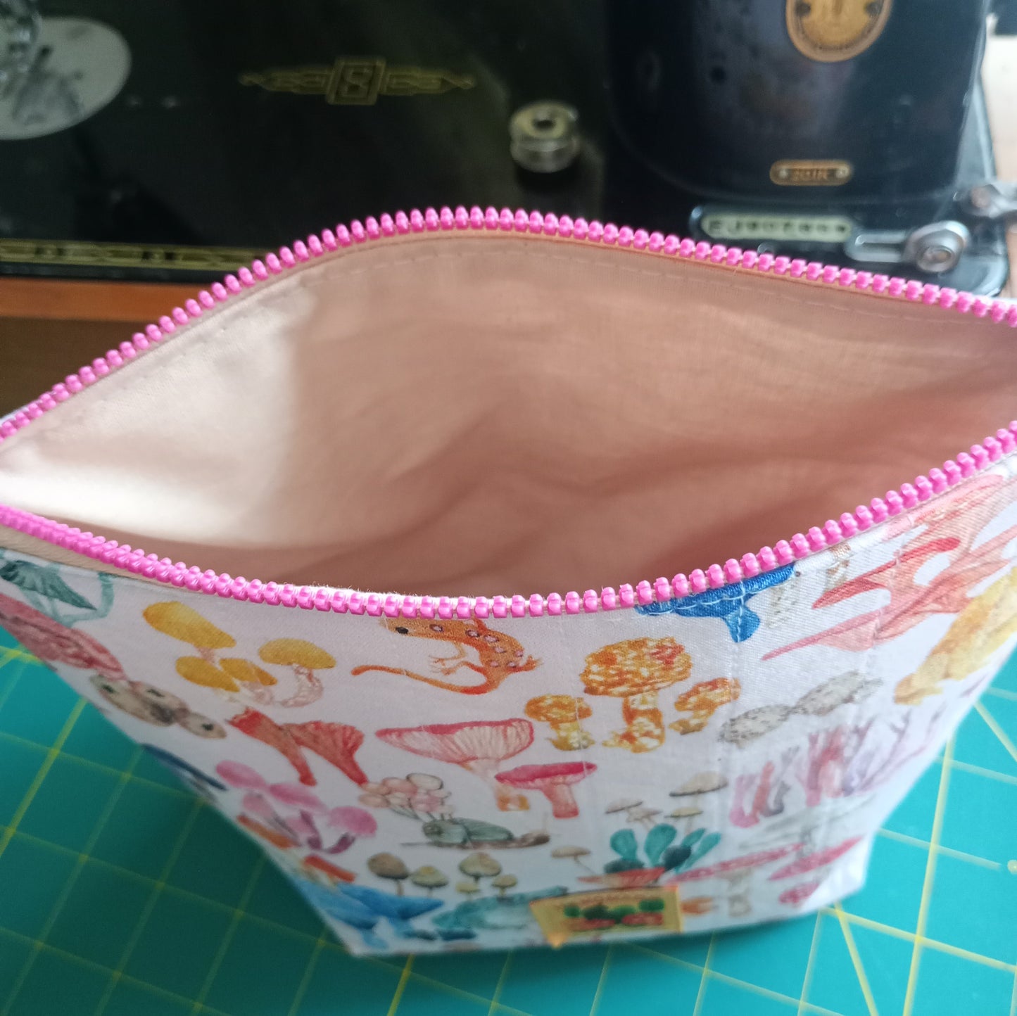 Funghi & Frogs Project Bag – Handmade Quilted Zipper Pouch Pink Zipper