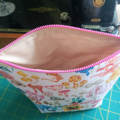 Funghi & Frogs Project Bag – Handmade Quilted Zipper Pouch Pink Zipper