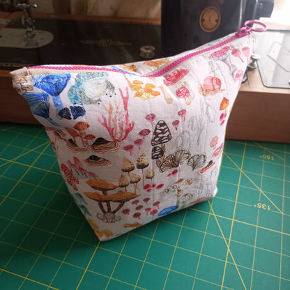 Funghi & Frogs Project Bag – Handmade Quilted Zipper Pouch Pink Zipper