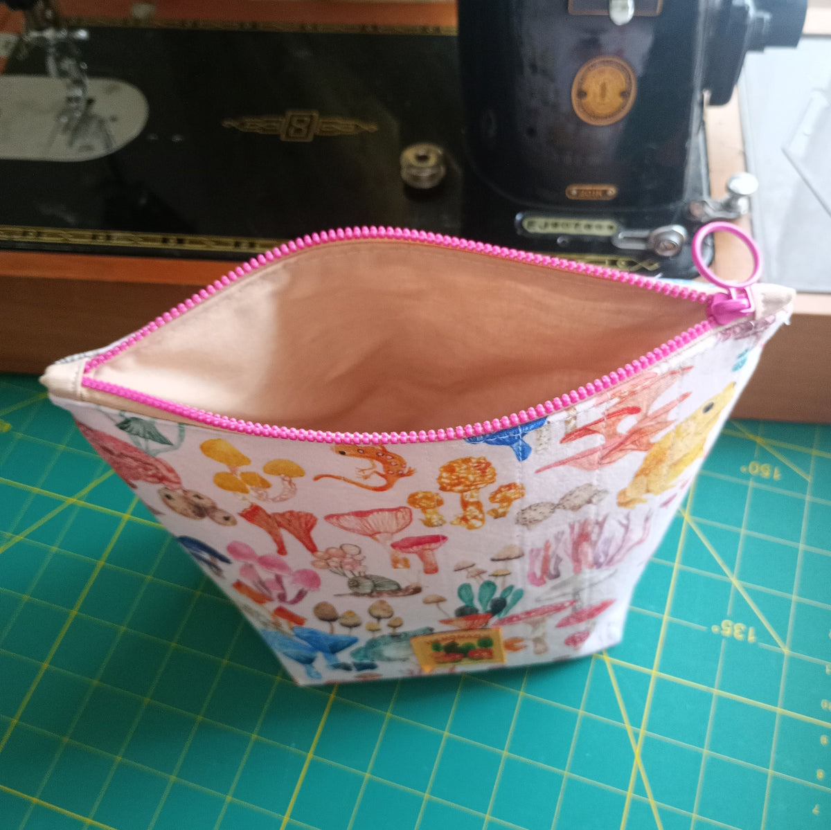 Funghi & Frogs Project Bag – Handmade Quilted Zipper Pouch Pink Zipper