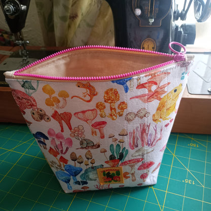 Funghi & Frogs Project Bag – Handmade Quilted Zipper Pouch Pink Zipper