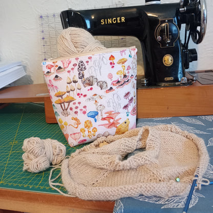 Funghi & Frogs Project Bag – Handmade Quilted Zipper Pouch