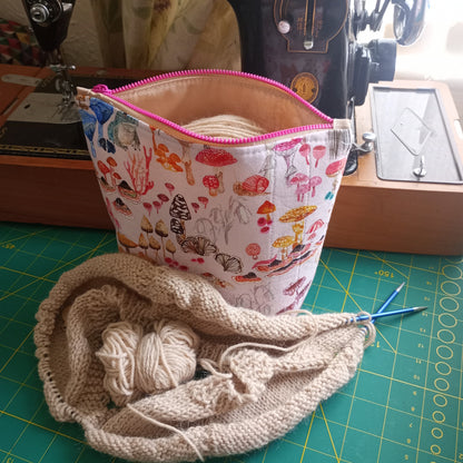 Funghi & Frogs Project Bag – Handmade Quilted Zipper Pouch Pink Zipper